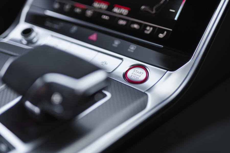Детали интерьера Audi RS6 Avant (C8) 2020 года  (UK) (фото 133 из 150)